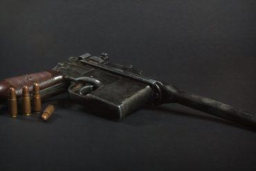 Mauser C96 mit Patronen